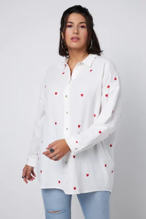Blusa camicia con ricamo cuore